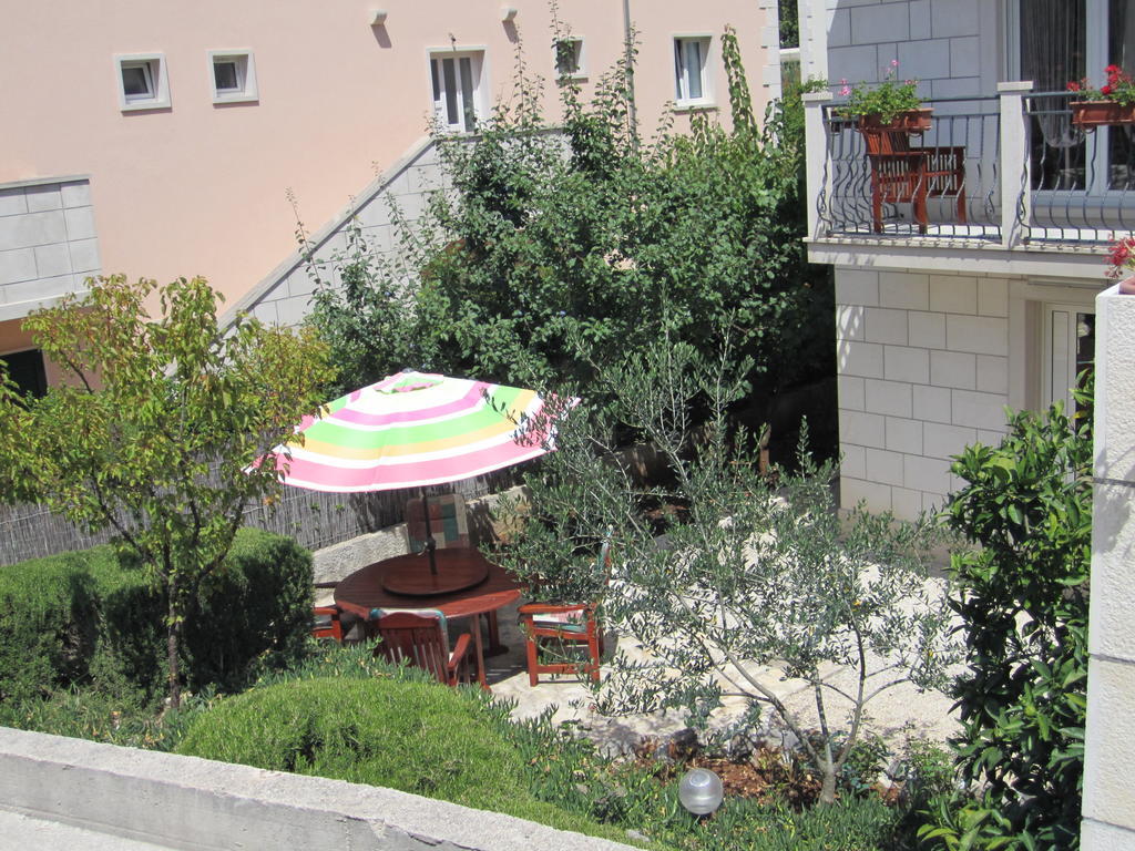 Apartments Nives Supetar Bagian luar foto