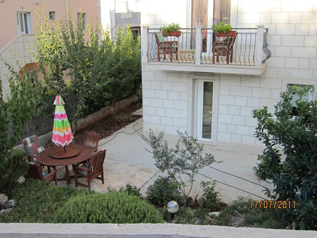 Apartments Nives Supetar Bagian luar foto