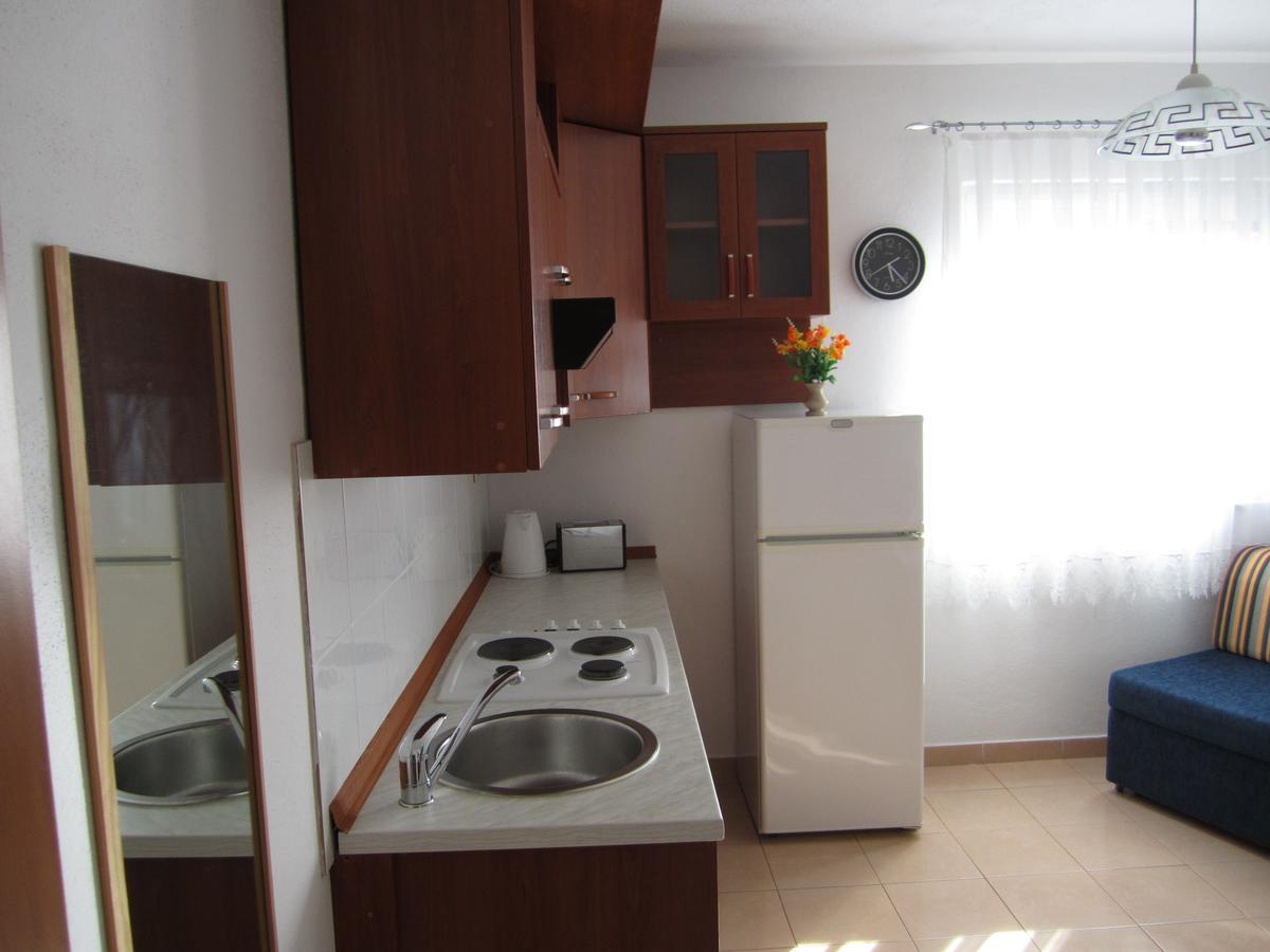 Apartments Nives Supetar Bagian luar foto